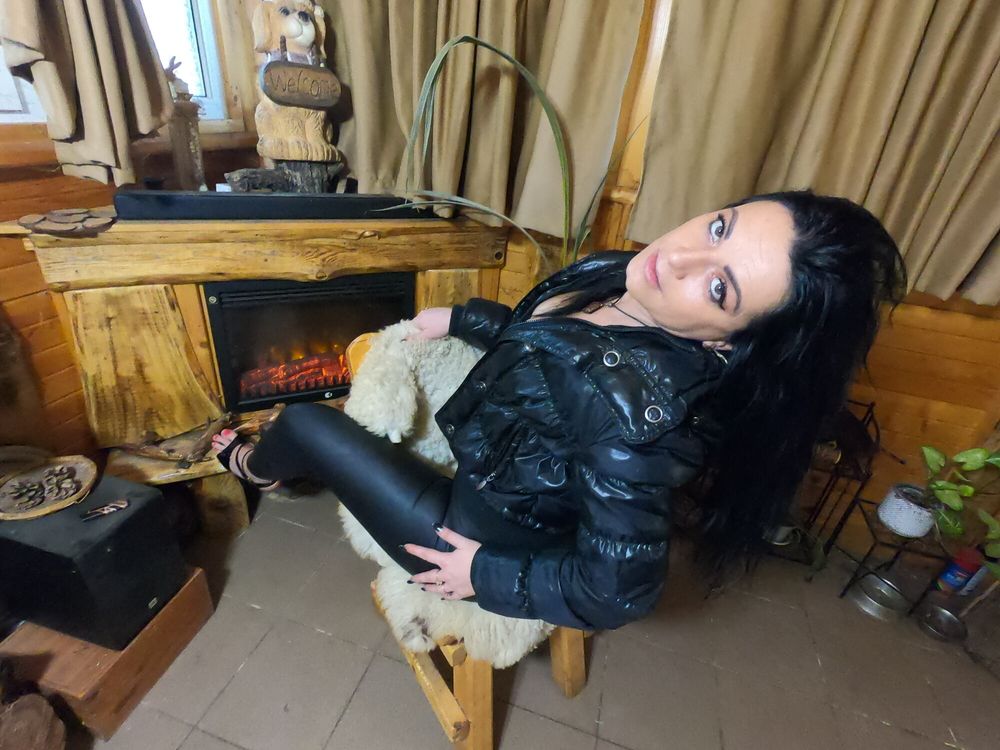 I am slut and need hard cocks. Leather and boots fetish