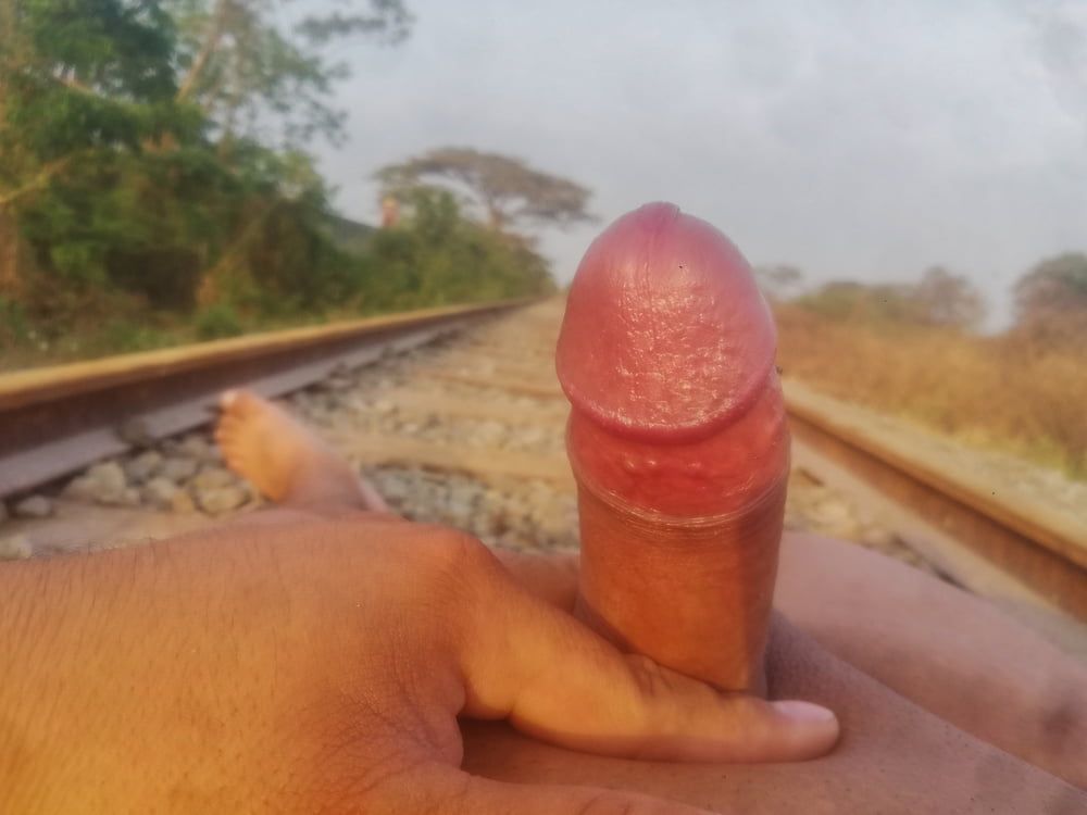 Mi Pene Rico y Erecto En Exhibicion en las Vias del Tren 02 #2