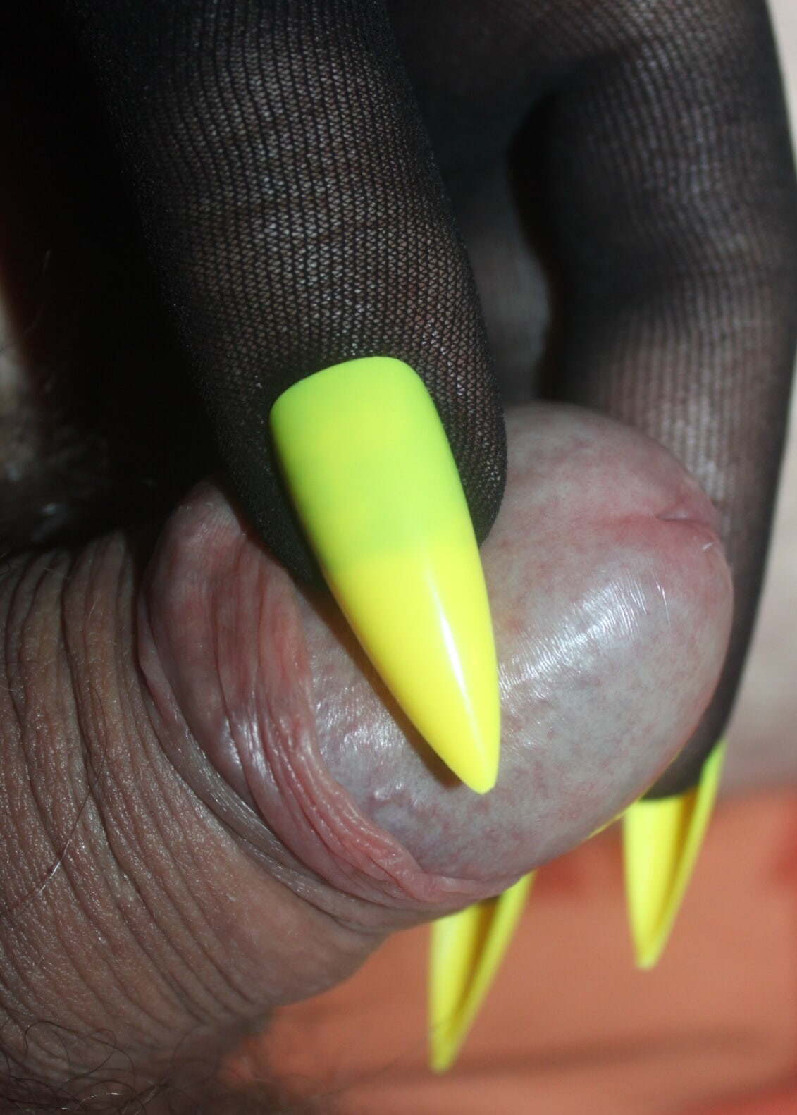 SARUNG TANGAN DENGAN KUKU KUNING 