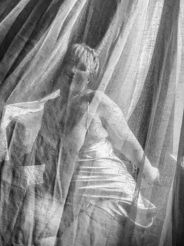Silhouette in the curtain BBW Naked curves sensual chubby #5