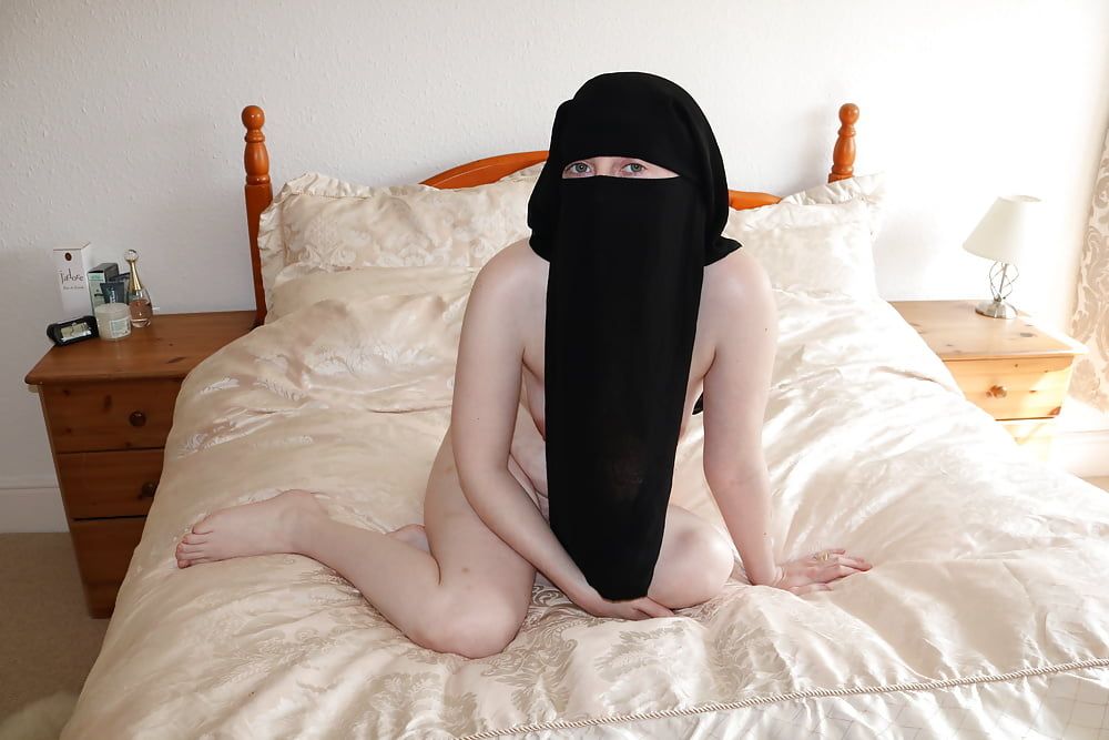 wife posing naked in niqab #8