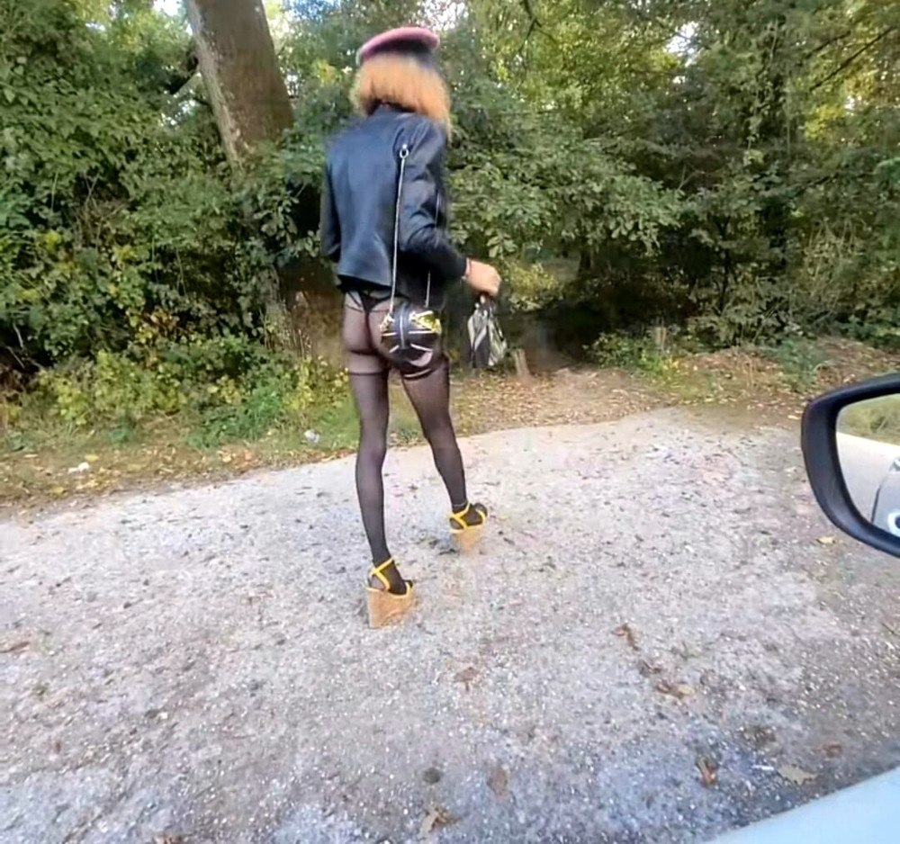 ExhiB🚗P U B L I C en Pute sur un Parking en Foret #5