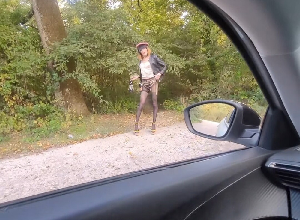 ExhiB🚗P U B L I C en Pute sur un Parking en Foret #23