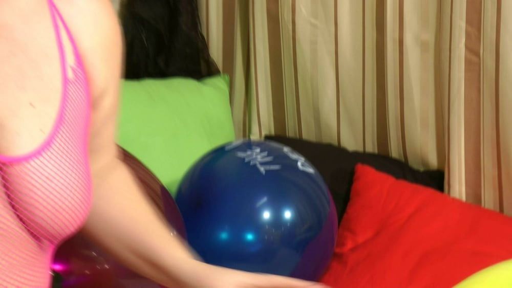 Popping balloons - Fetish Video #13