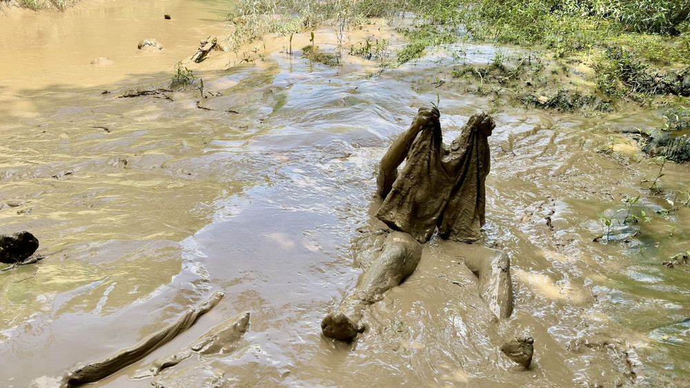 SHOT - HOW DEEP IS THE MUD ? #14