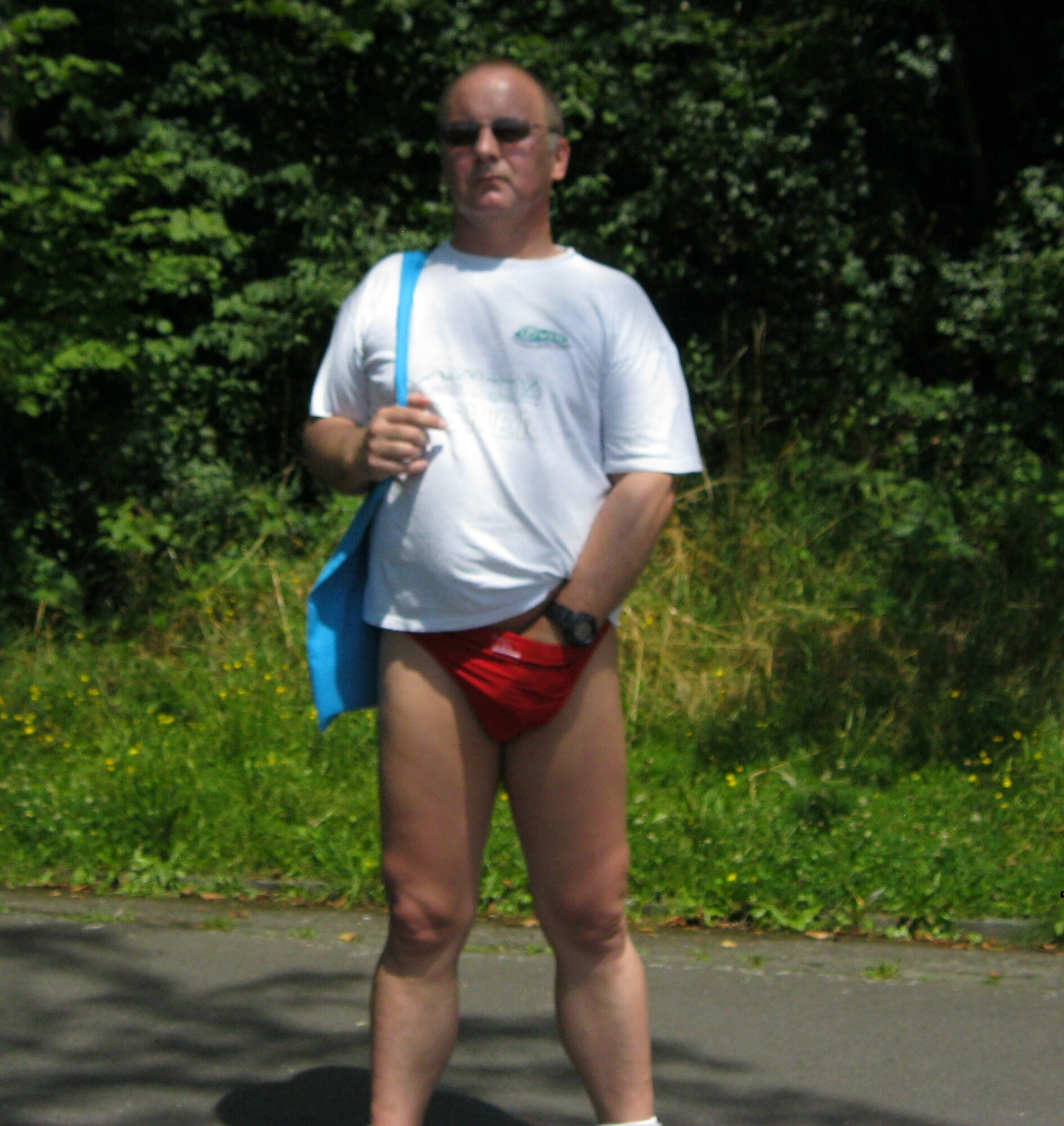 Bernd Latzer mit Kleidung