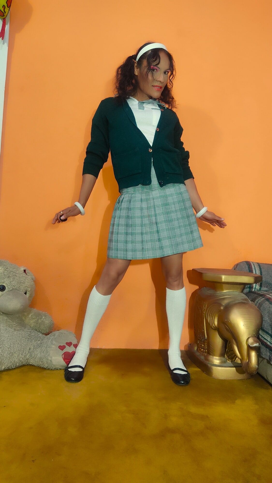 Colegiala travesti con uniforme de secundaria