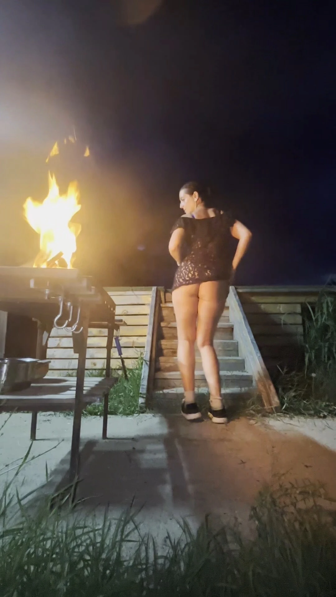 比基尼丁字裤火舞 - 穿着通体网布连衣裙的性感熟女