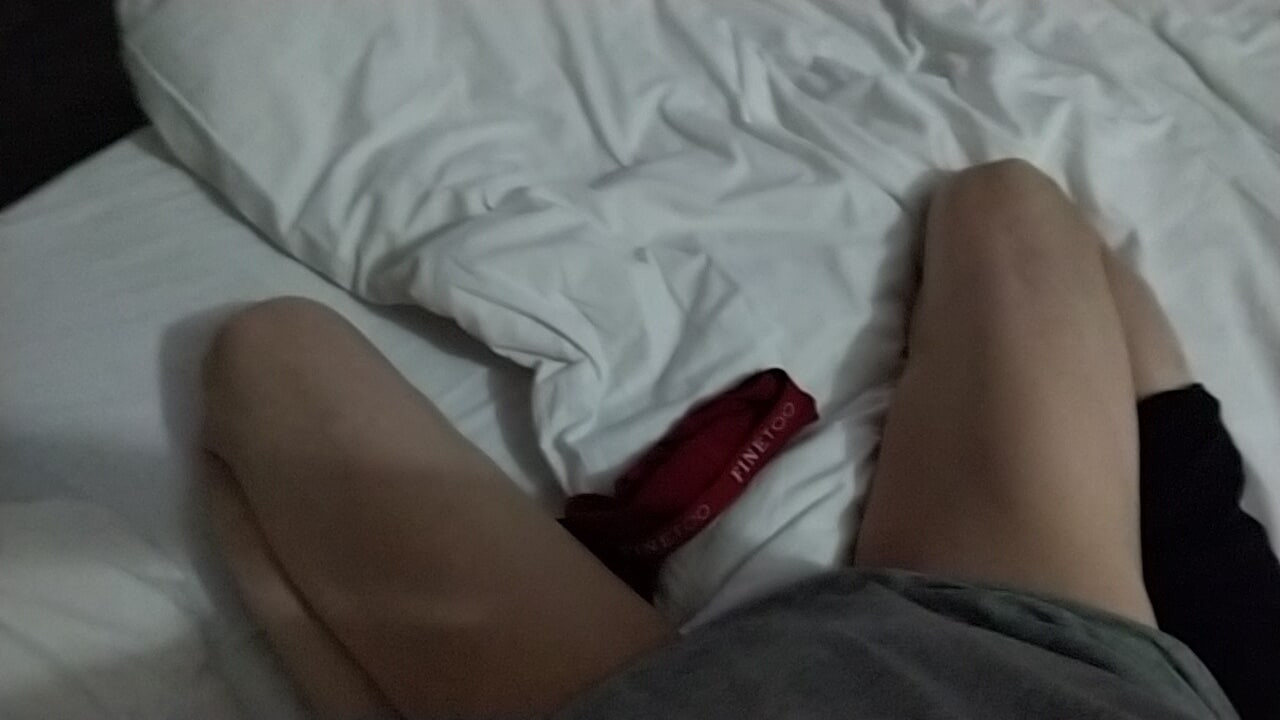 Collants et culotte rouge.
