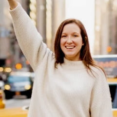 61Fのメイドは私に白いタートルネックセーターを着てヌードのポーズをとらせました