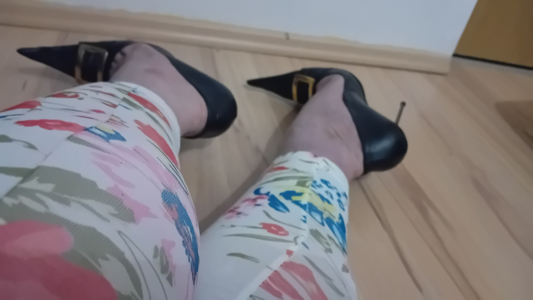 Crossdresser In Rosa High Heels And Flowery Leggings #11