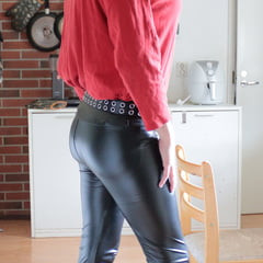 我穿着性感皮裤