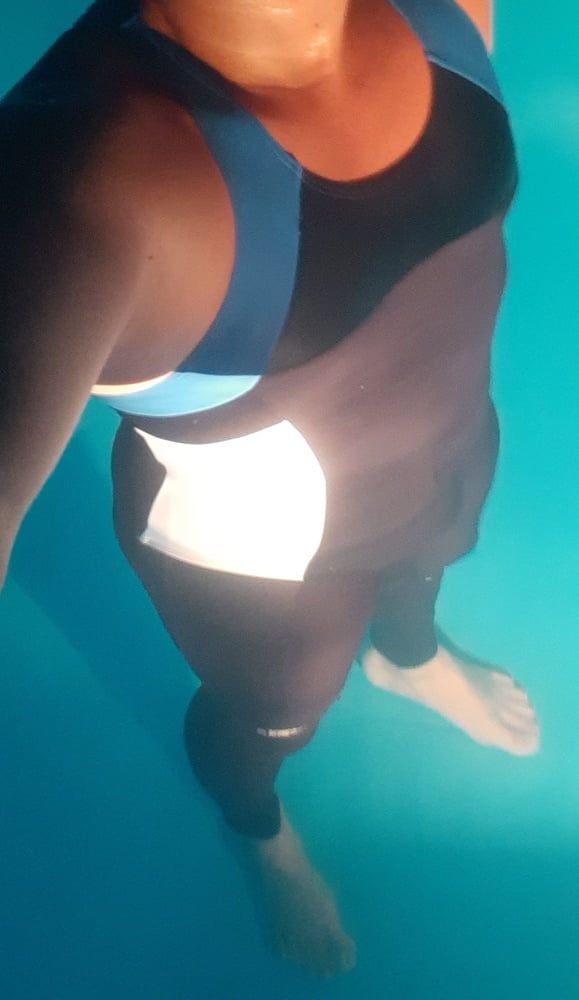 Im Alex Swimsuit und Leggings im Pool #2
