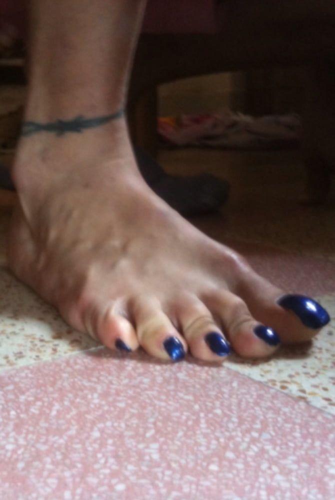 Blue toenails under sun ray #35