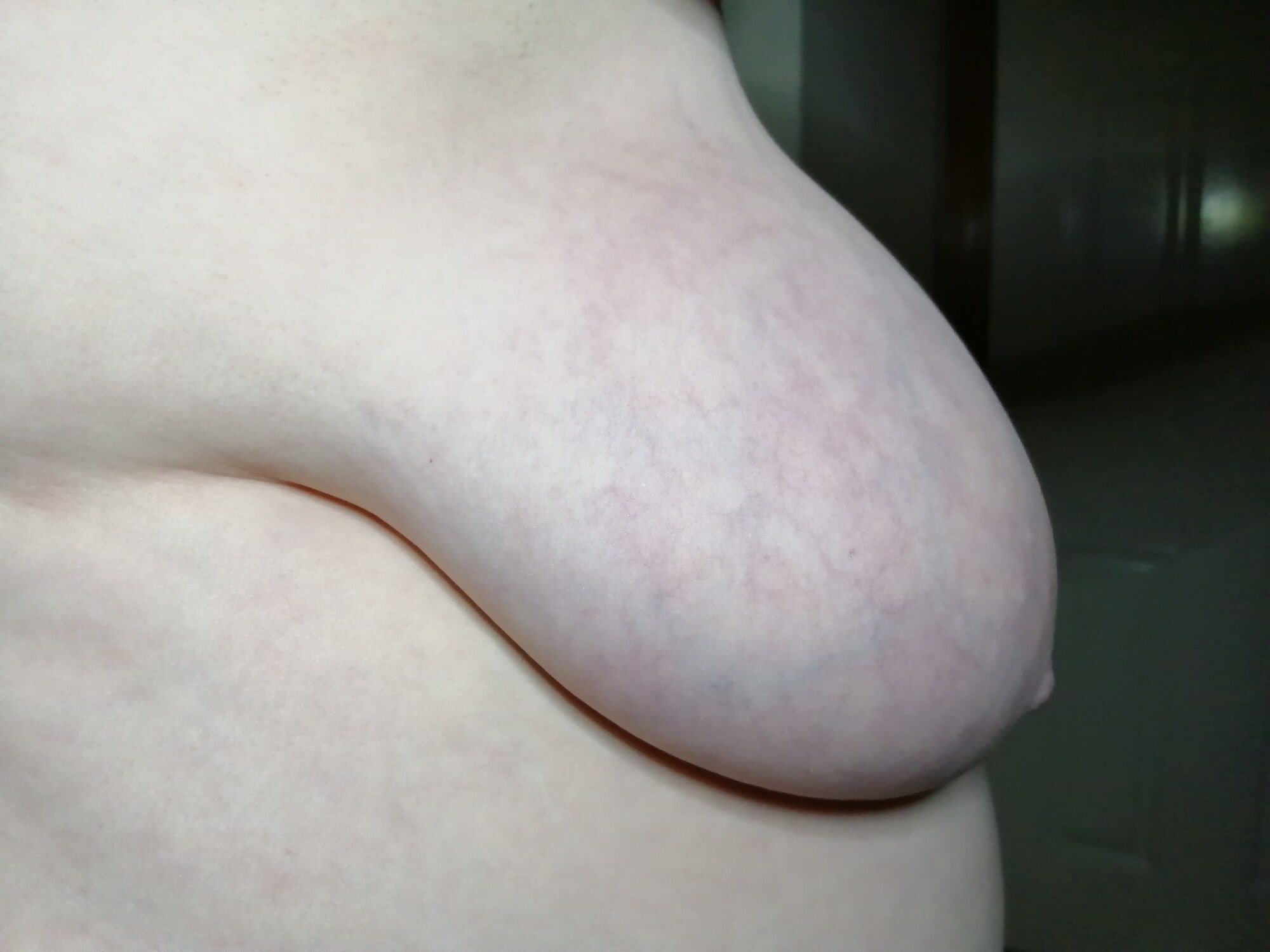 Side boob (artificial light, indoors) #18