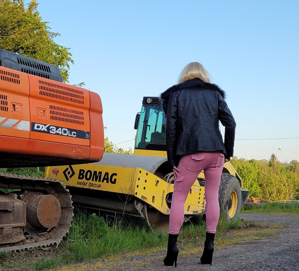 Tamara and the heavy equipment Tamara und das schwere Gerät  #23