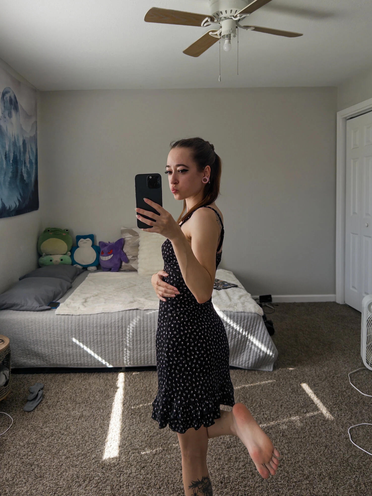 Эротикалық жас дос қыздар Сұйықтық пенисаға енгізіледі