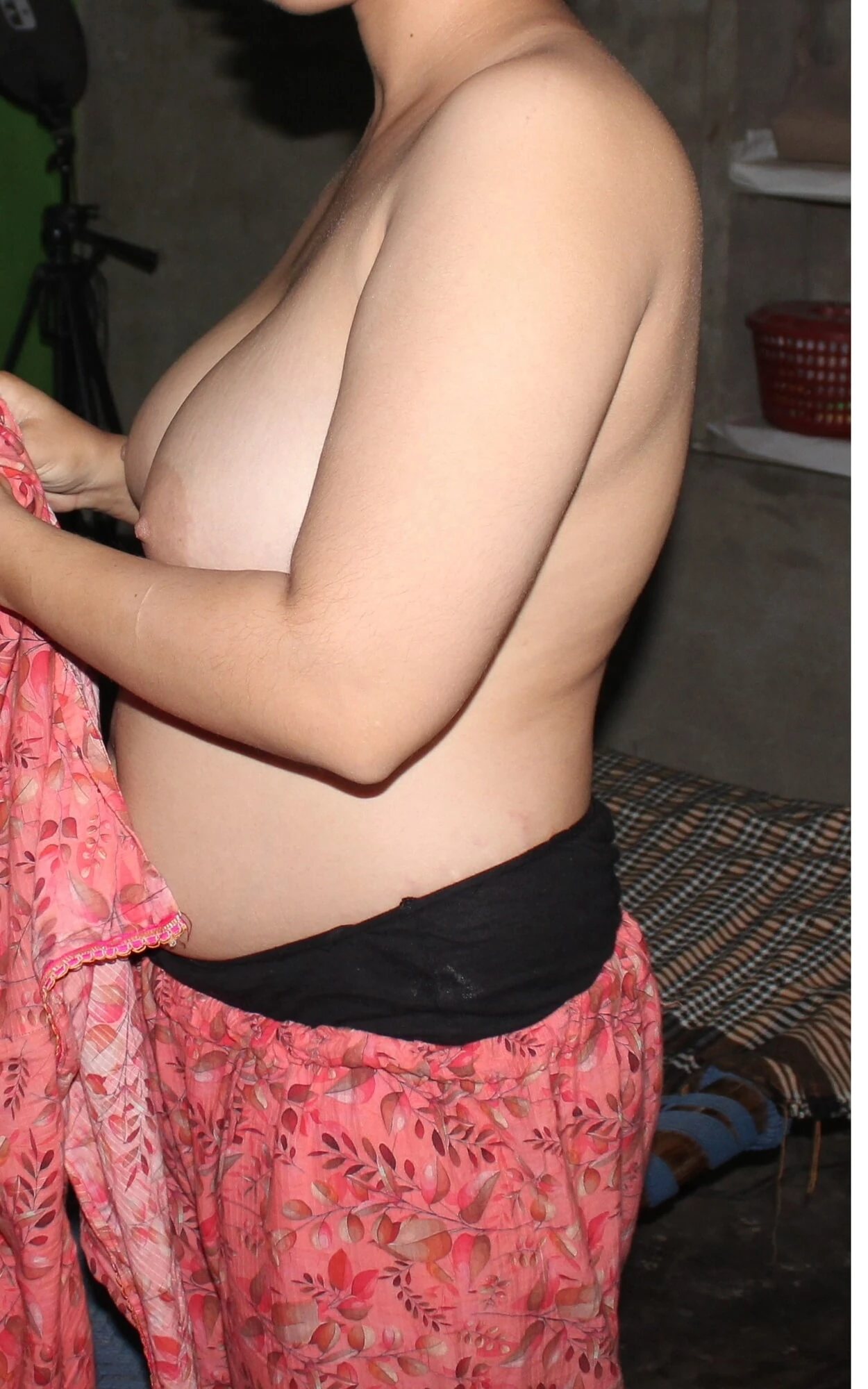 젖탱이를 보여주는 핫한 마누라