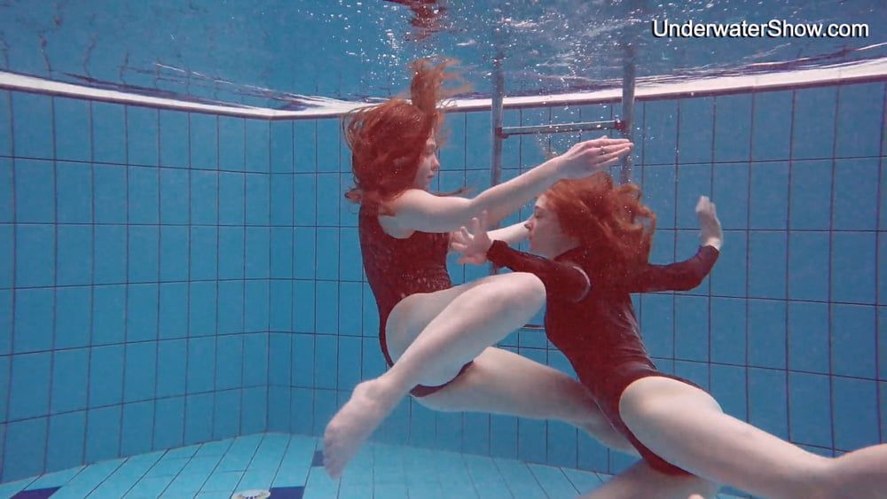 Simonna and Diana UnderWaterShow #20