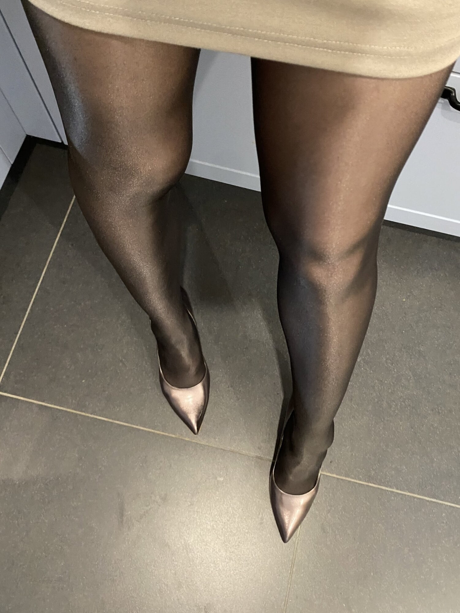  Sesija u seksi štiklama i čarapama 