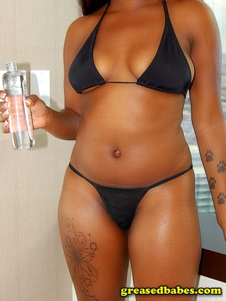 Ebony Amateur in Bikini Oils Her Big Black Bubble Butt