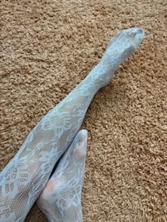 穿着香港的黑色丝袜和高跟鞋的苗条长腿