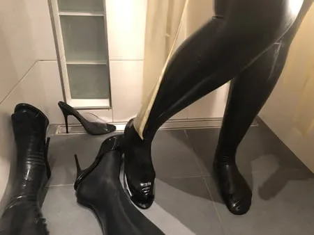 latex in shower         