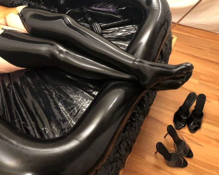 Latex on Plastic Bed #18