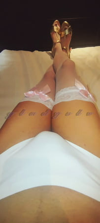 متخنث في جوارب طويلة وكعب عالي