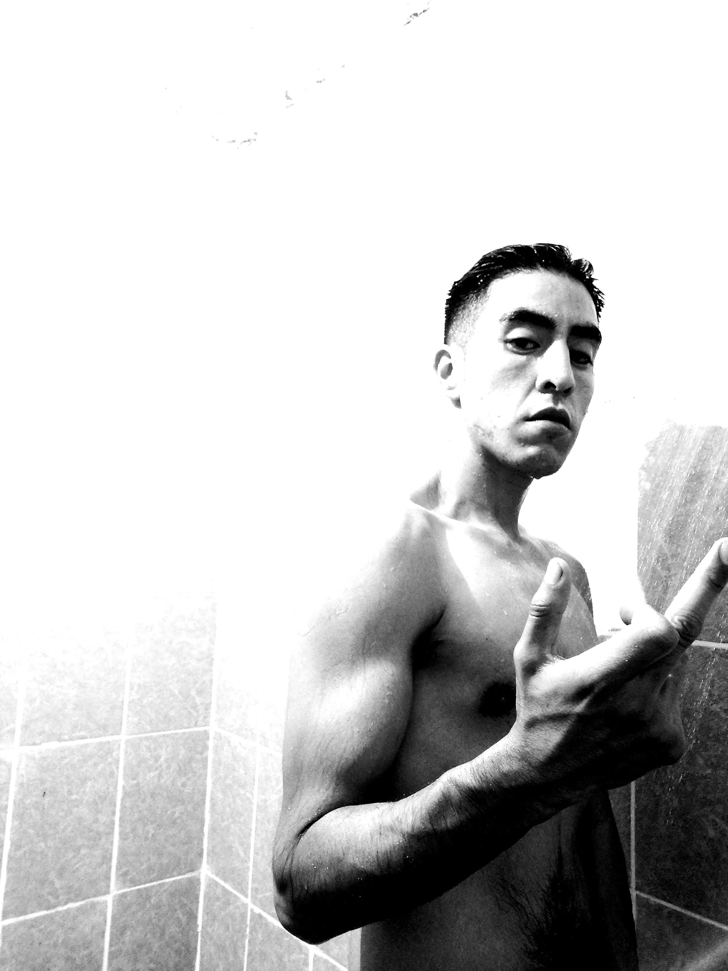 Желідегі ер адамның порнофотосуреттері