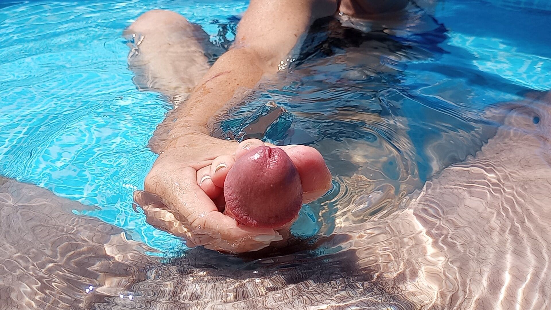 Piscina trabajando con el pie