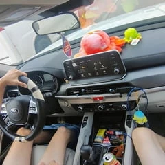 Căsătorită cu pula afară în mașină.