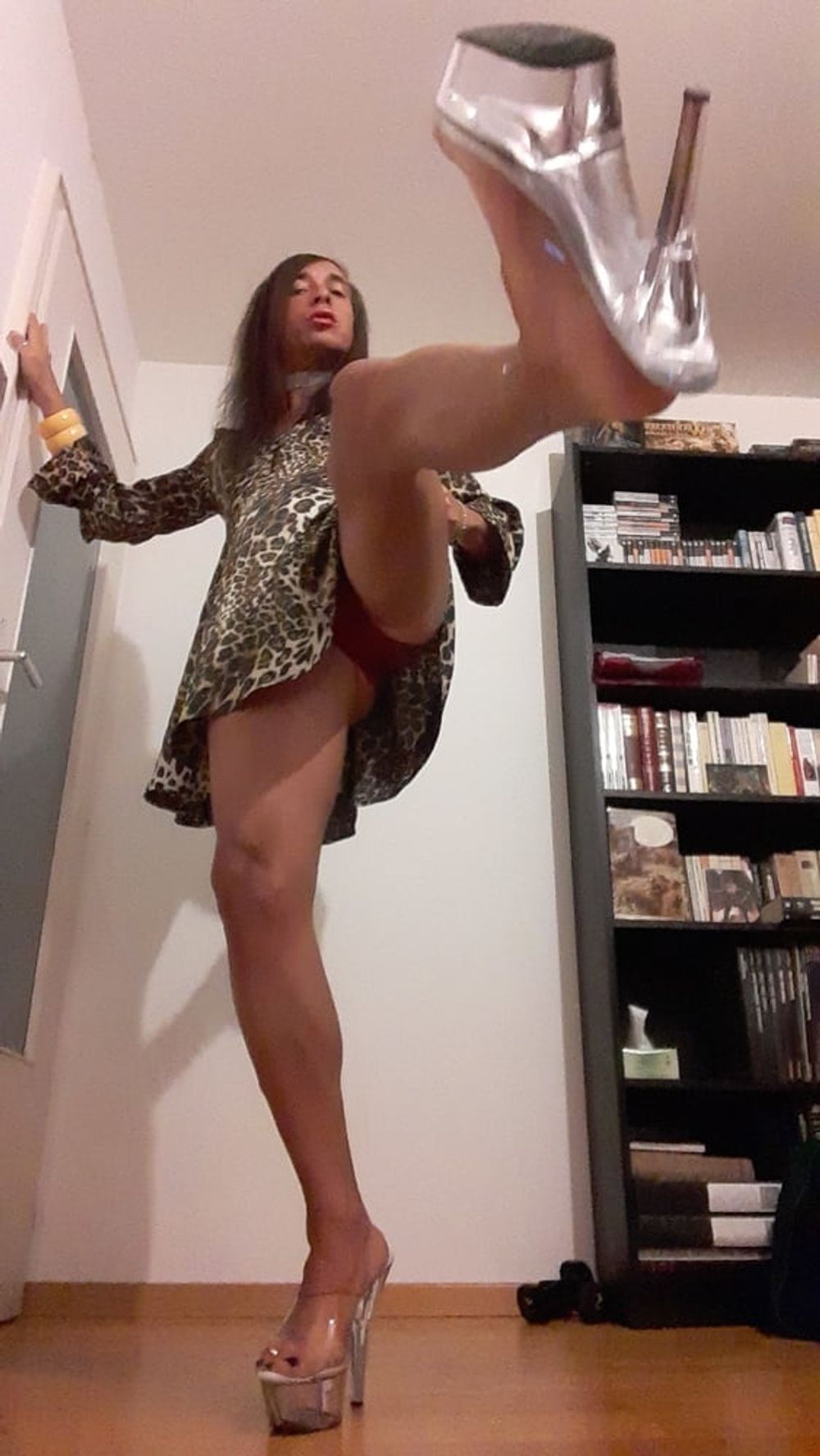 Sissy Tygra in leopard dress on 2019 octobre.