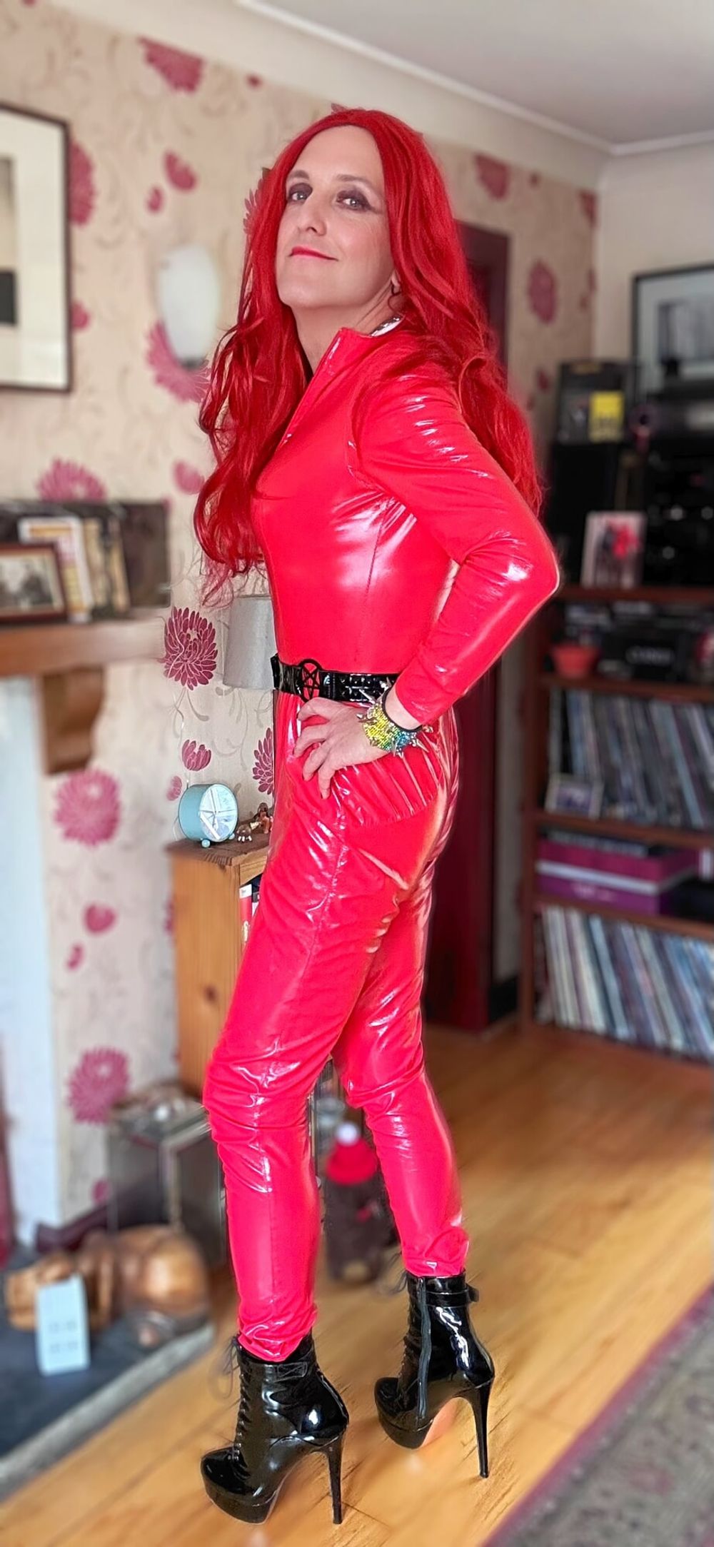 Sissy tranny slut wants to show you her slutty boots!