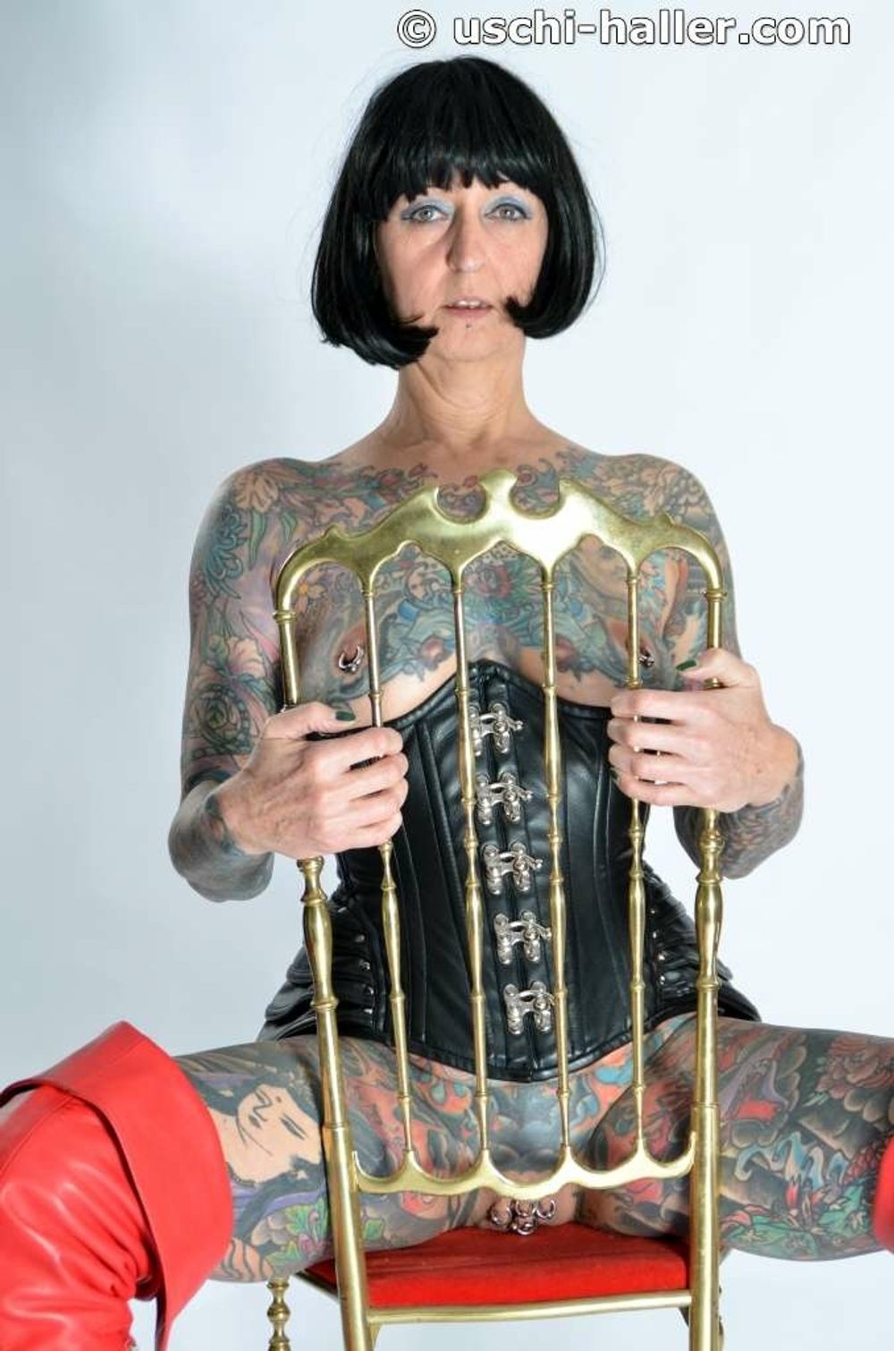 Photo shoot with full body tattooed MILF Cleo - 2 #18