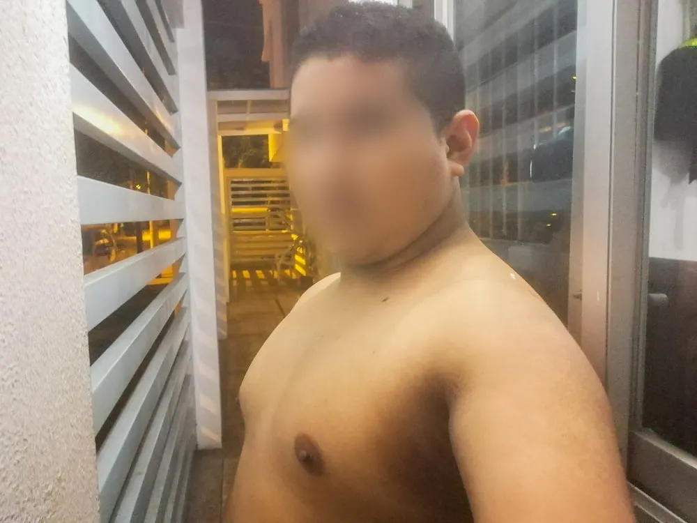 Yop Sin Camiseta en el Pasillo del Trabajo - I #8