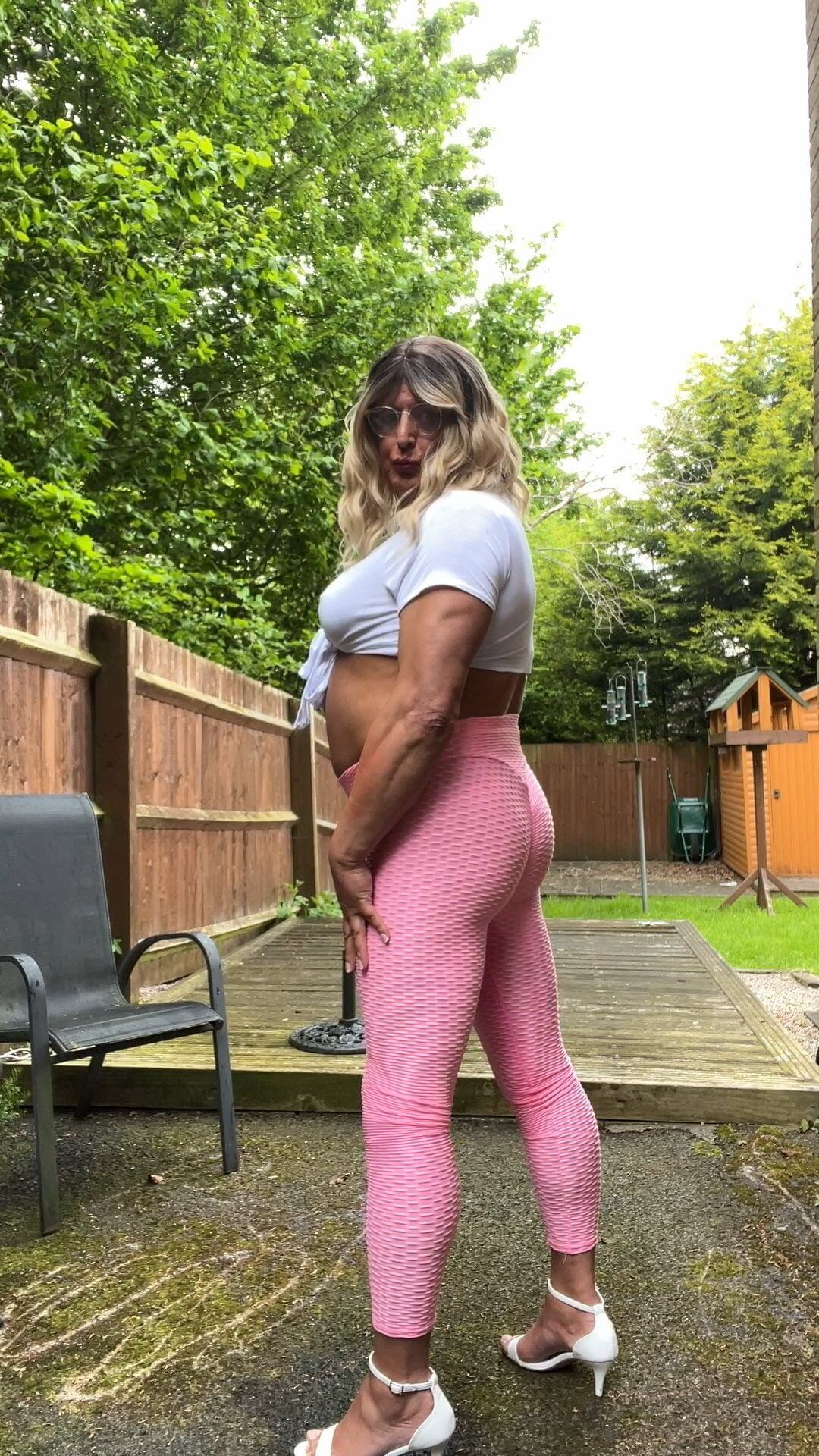 Amateur crossdresser kellycd2022 in pink leggings