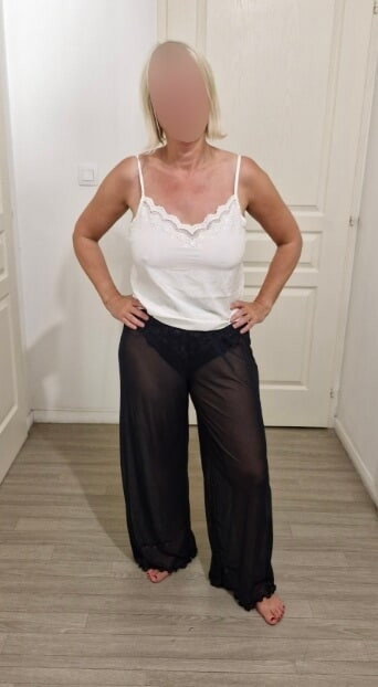 En tenue de plage transparente exhibe