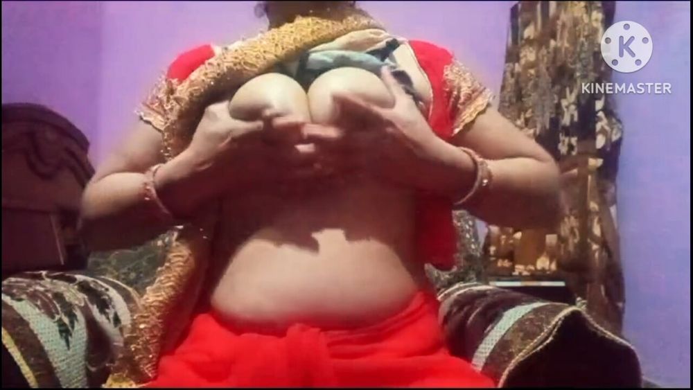 Huge sexy boobs of Gunjan bhabhi in red saree #6