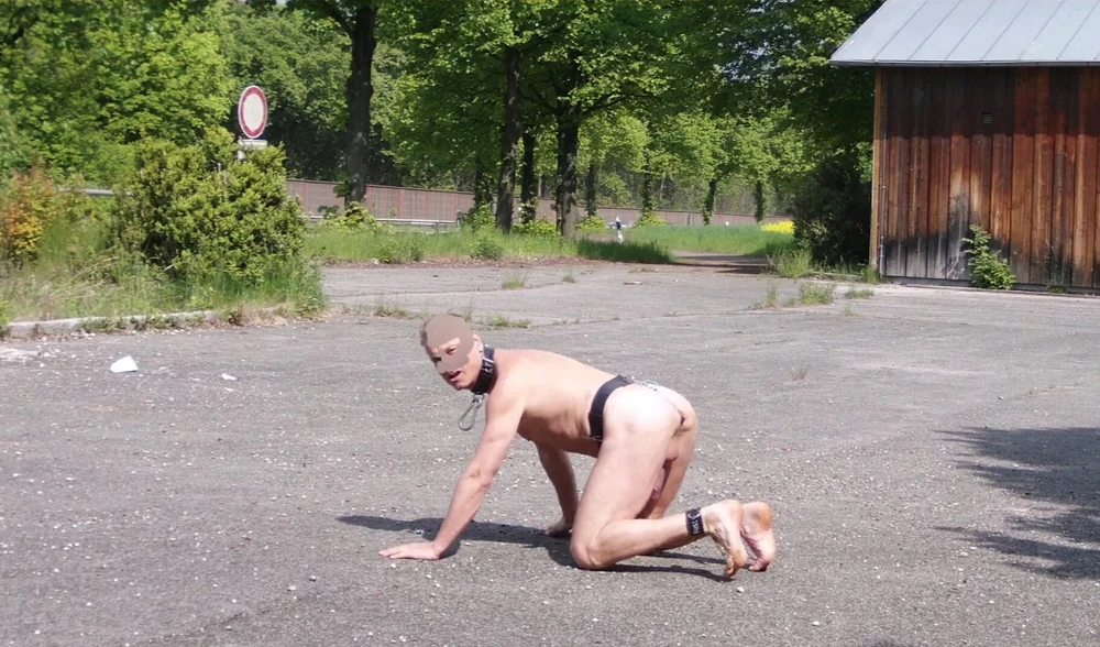 Outdoor naked Slave Buttplugged  in public kinky