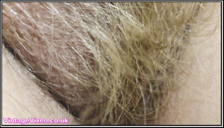 射在我毛茸茸的成熟kitty上