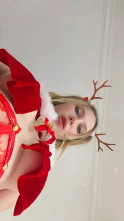 Penggambaran seksi saya dalam pakaian reindeer. Payudara berdiri