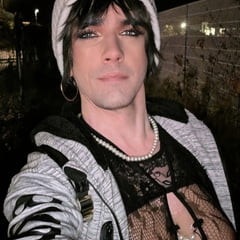 フェムボーイの公の場での姿