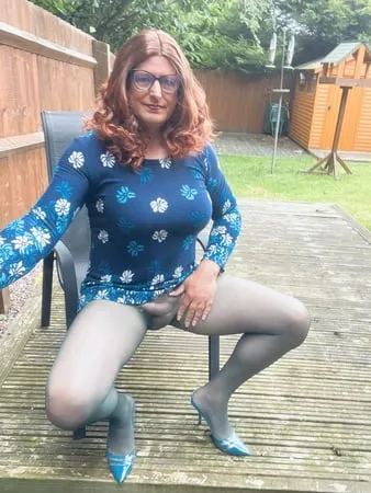 crossdresser kellycd in green seamless pantyhose         