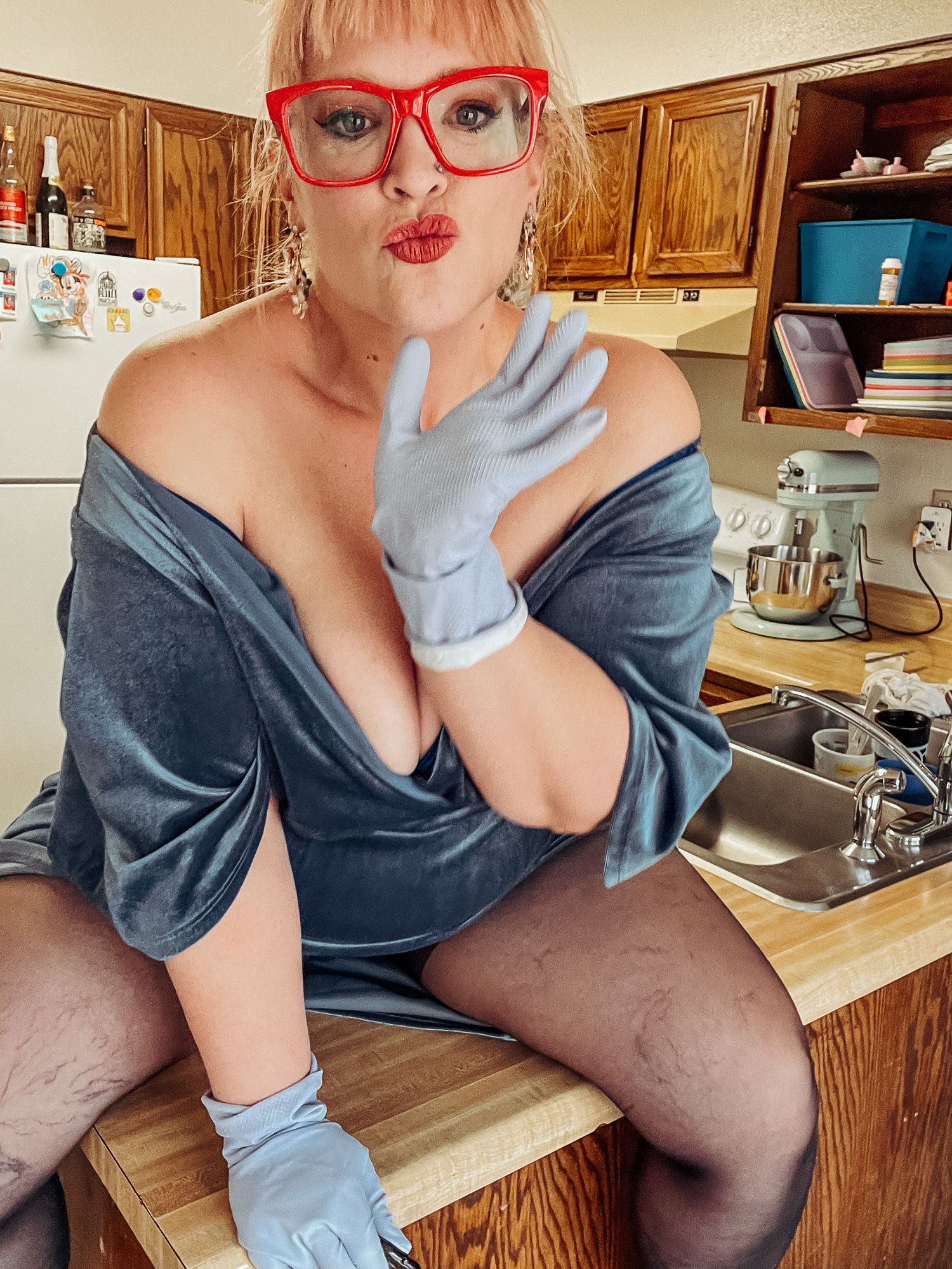 BBW in an evening gown does the dishes with gloves on #8