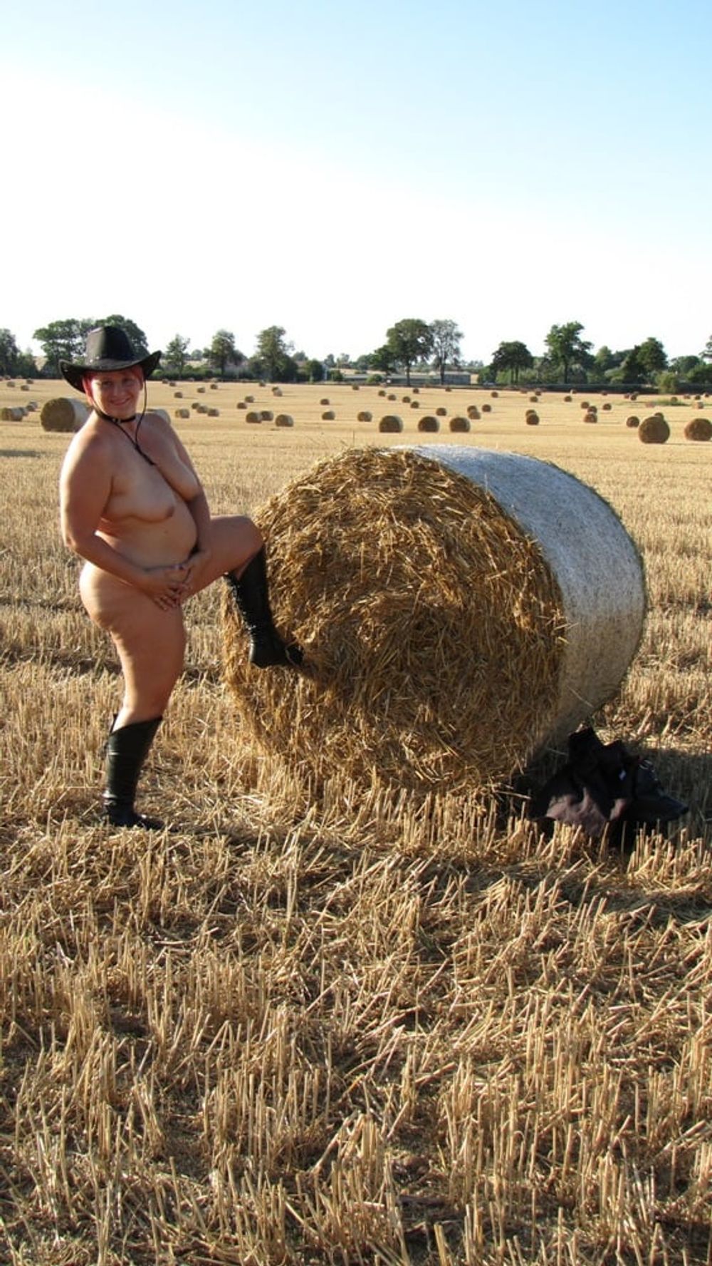 Completely naked in a corn field ... #6