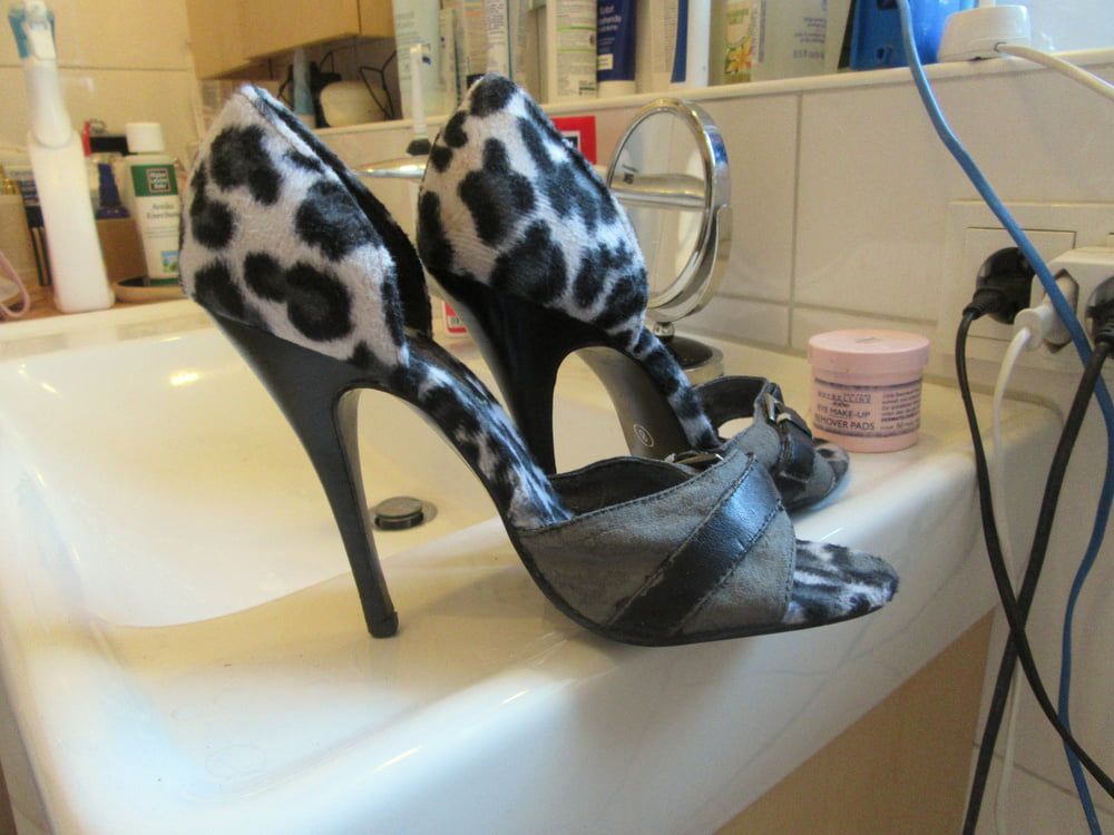  black and white tiger heels of my cougar