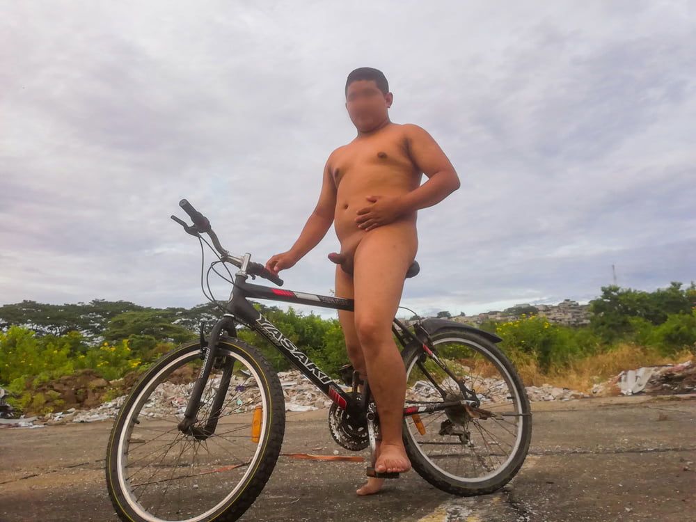 Yop Desnudito en Bicicleta en la Calle 01 #2