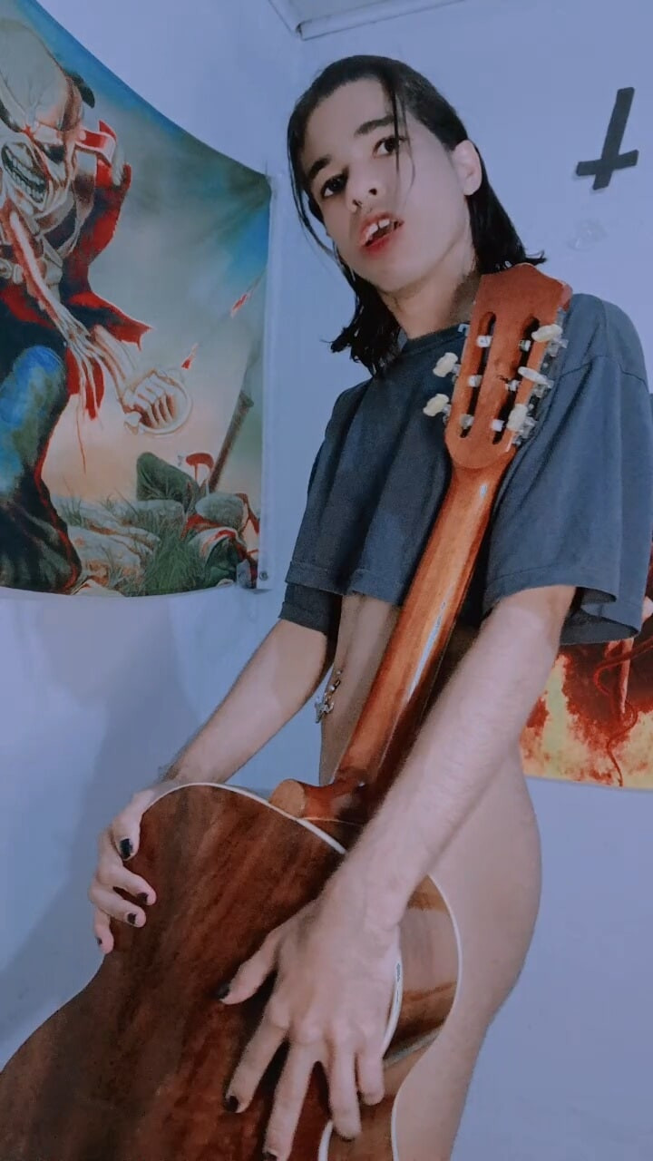 Carles Gay - Menino pintudo com violao alisando o pau duro  #6