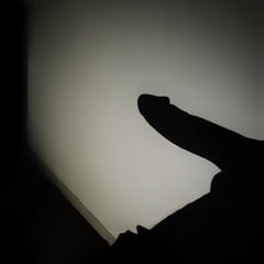 她说，“来操我，”我把汁液倒在了她的白人身上